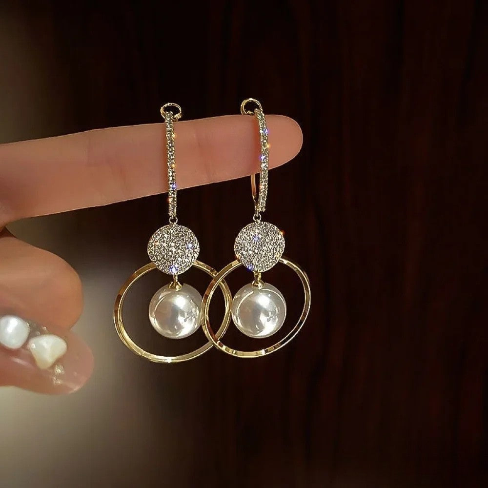 Elegante oorbellen met gekweekte parels en fonkelende zirkonen