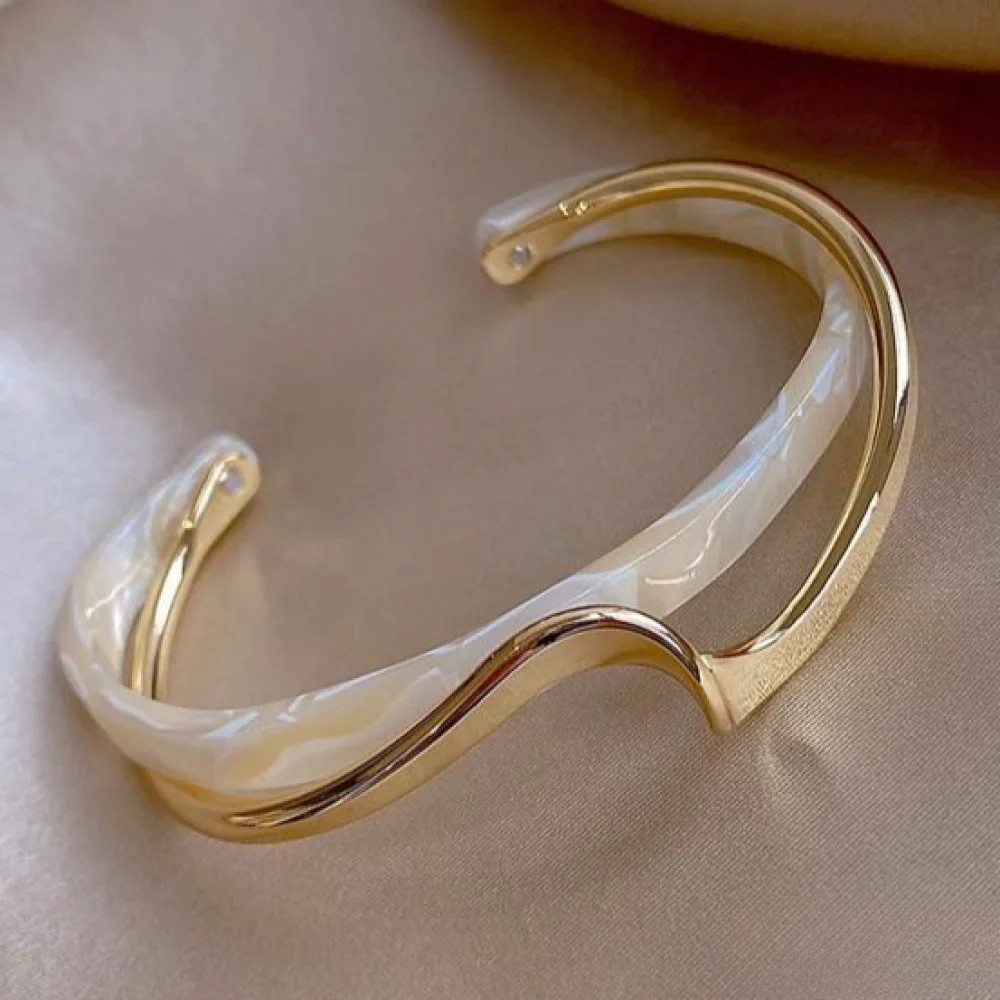 Pulsera dorada elegante con ópalo blanco